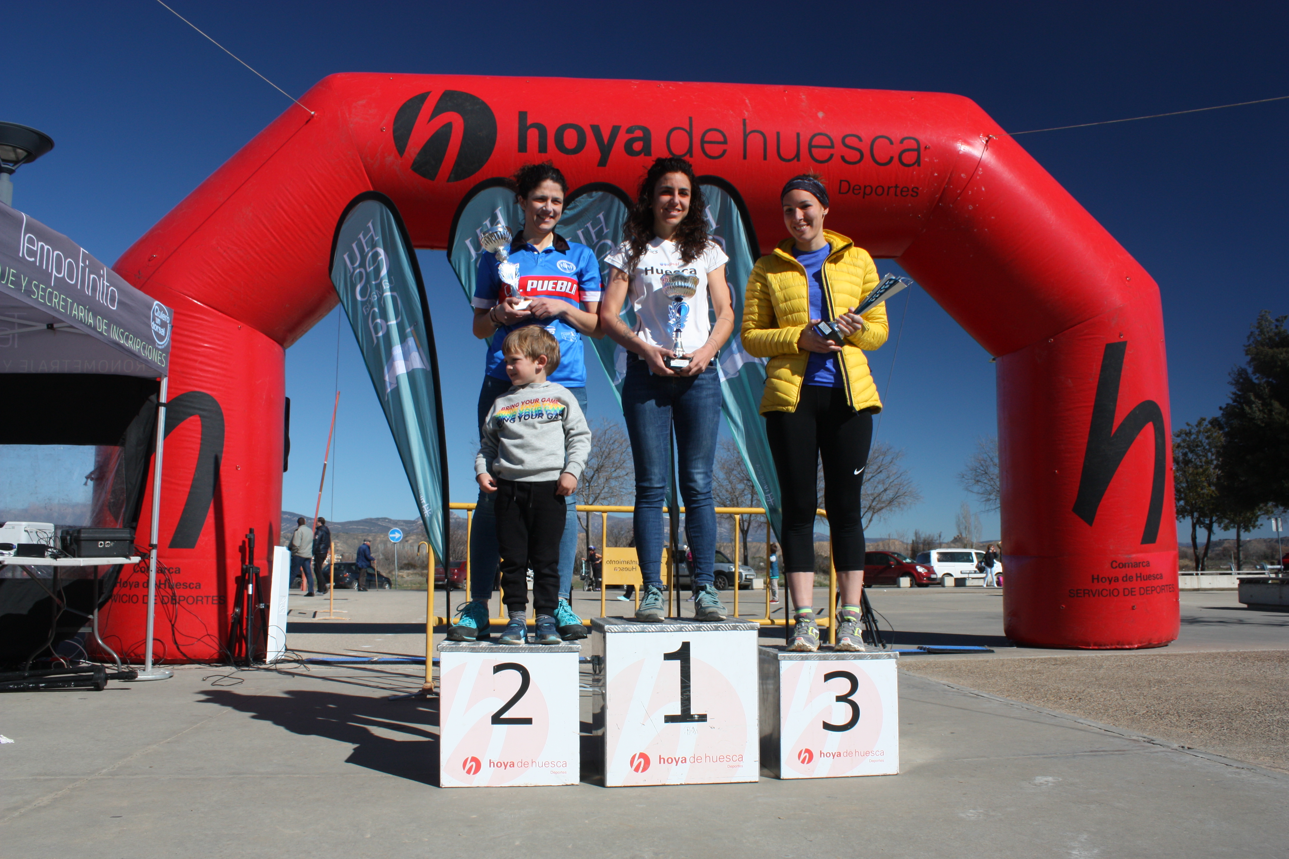 Podium femenino de 25K (de izquierda a derecha) - Marta Rivera (2), Sara Guérin (1) y Isabel Casasús (3)